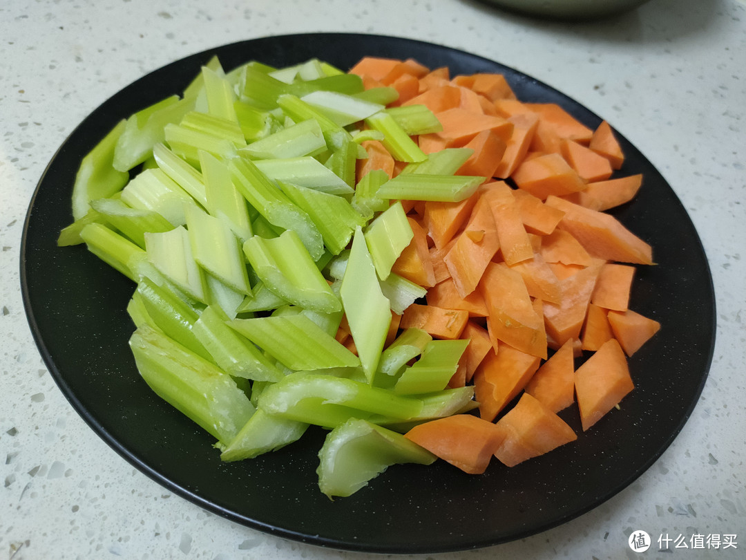 芹菜花生米的家常做法，芹菜脆爽、花生入味，煮5分钟就好