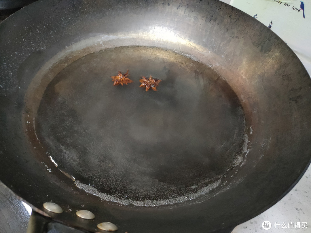 芹菜花生米的家常做法，芹菜脆爽、花生入味，煮5分钟就好