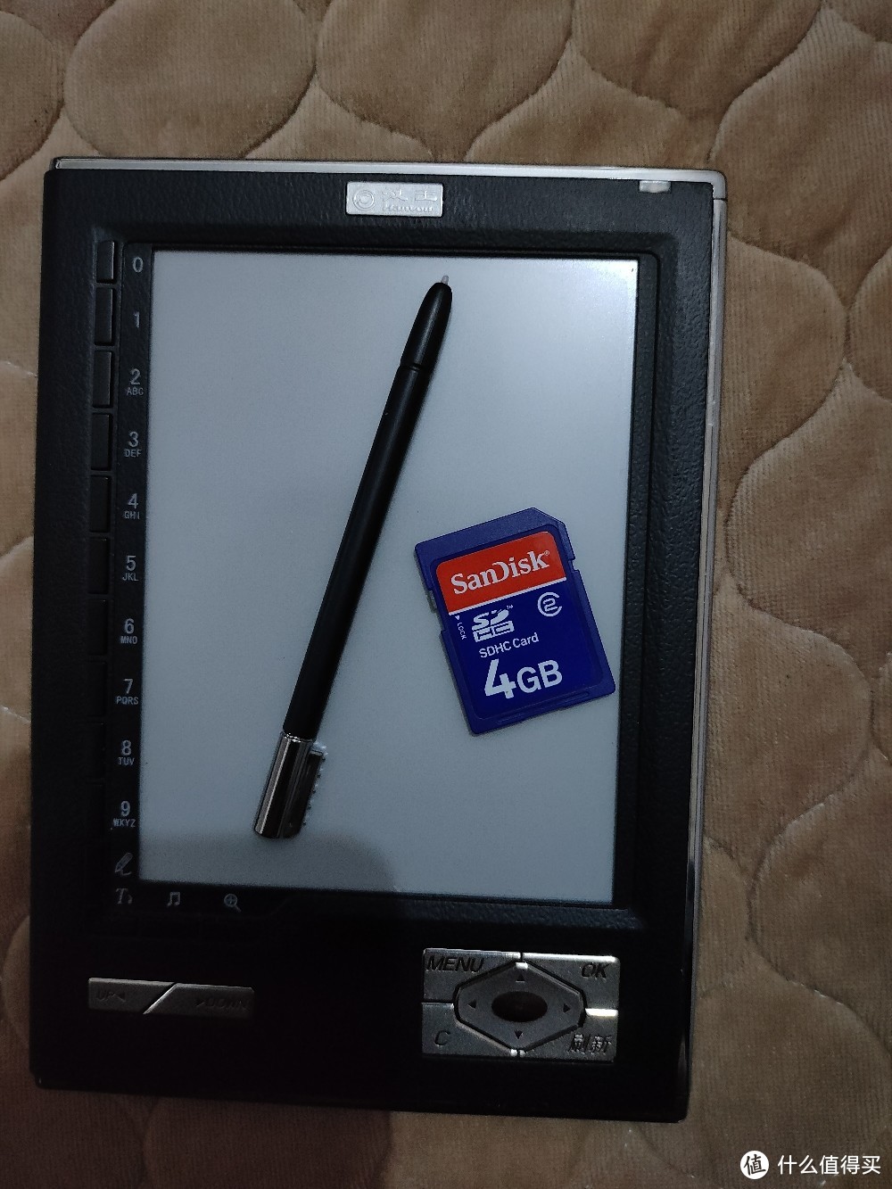 触控笔和内存卡展示。4GB的闪迪卡当年可不便宜，记得2010年在实体店买的2GB卡还要100块钱呢。
