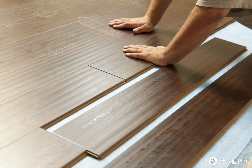 家中安装了地暖，想在地暖上铺装木地板，应如何挑选木地板？