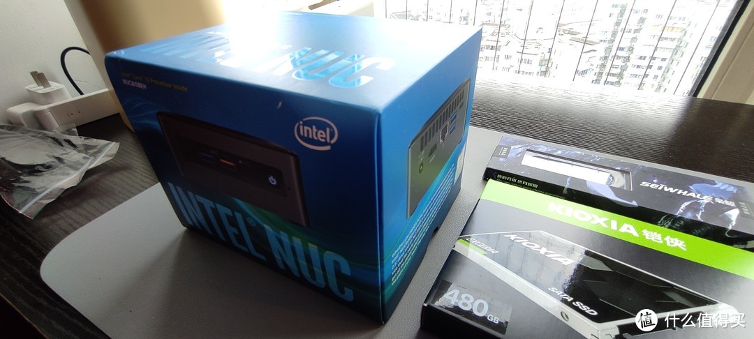 盒裝的Intel NUC8i5BEH厚版，薄版是更好看，但是這散熱這擴展就.......