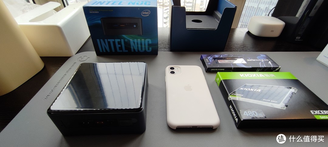 NUC 從箱子裡拿出來和當時的iPhone11對比