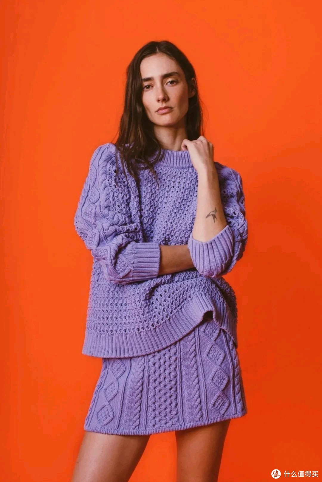 长春花蓝同时拥有深邃的紫，明暗交融，丰富的色彩饱和度为越来越多的奢侈服装品牌提供了灵感。