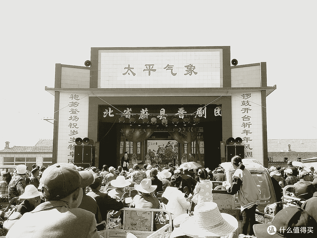 人们在蔚县奶奶庙庙会上观看戏剧表演 ©图虫创意