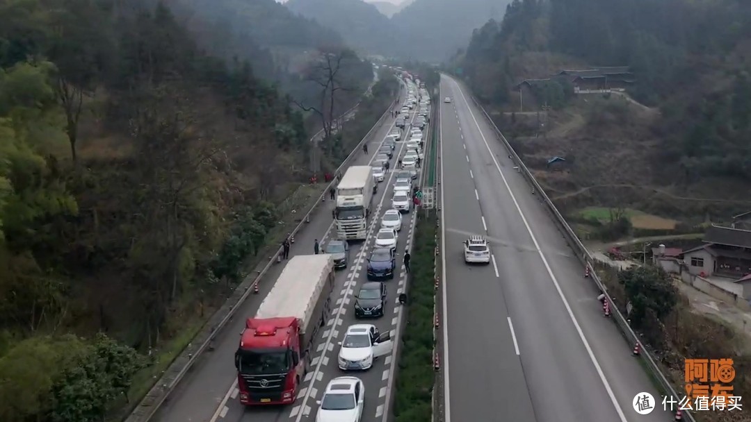 广东北上高速大堵车，南下车道没车，为何不把南下车道改北上？