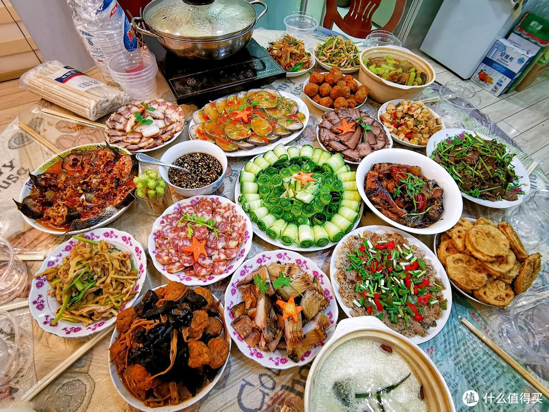 年夜飯是中國上億家庭一年之中最重要的一頓飯,它是喜慶的晚餐,更是