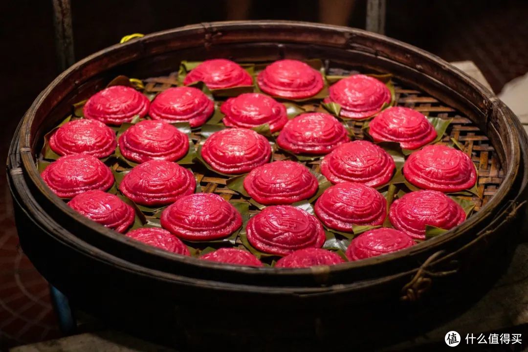 红龟粿一般放于芭蕉叶或箬叶上蒸制08华夏风物创作者 一探天涯