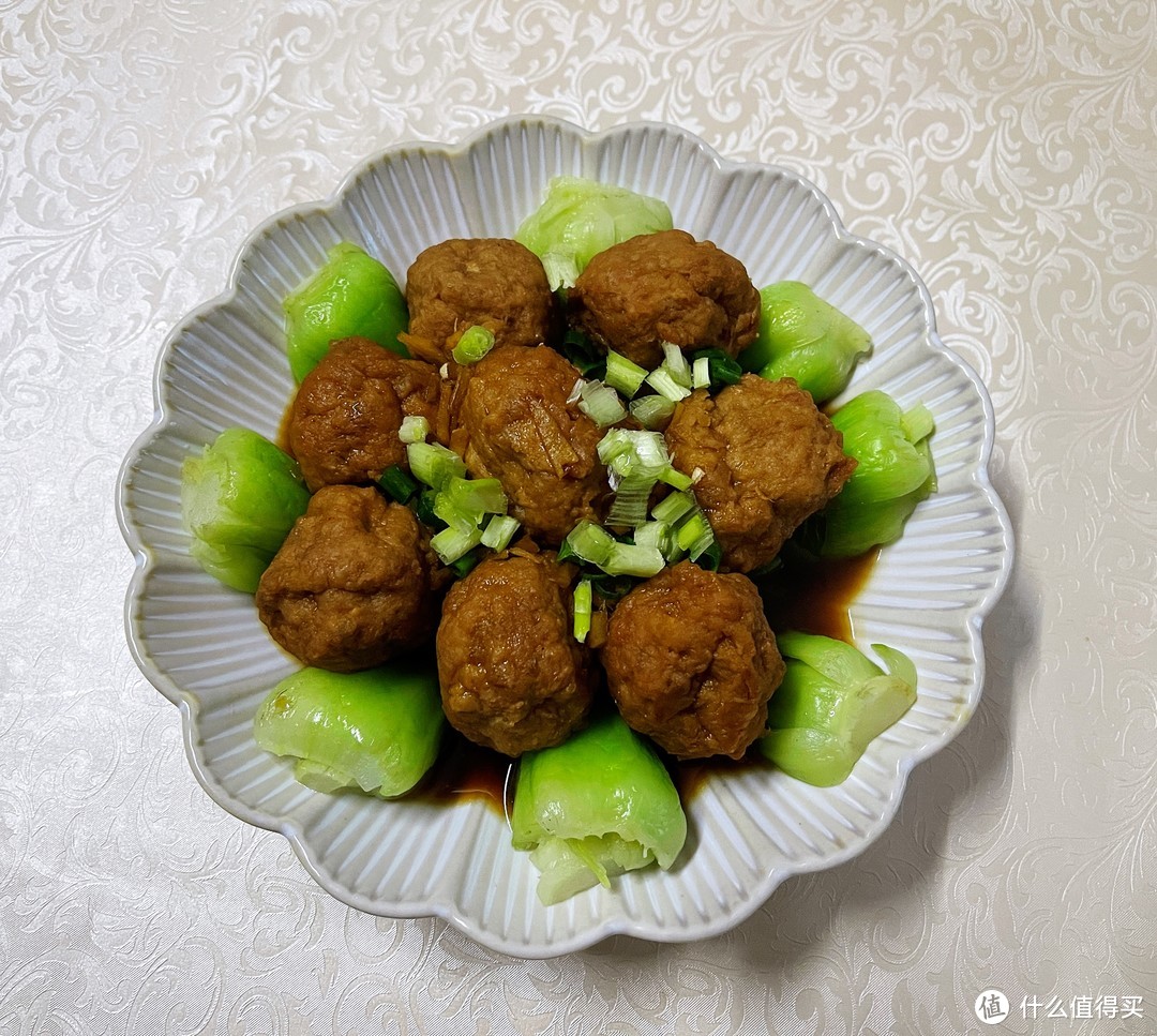 紅燒肉圓子做法:大蝦處理乾淨後加入薑末,料酒,胡椒粉,拌勻醃製10分鐘