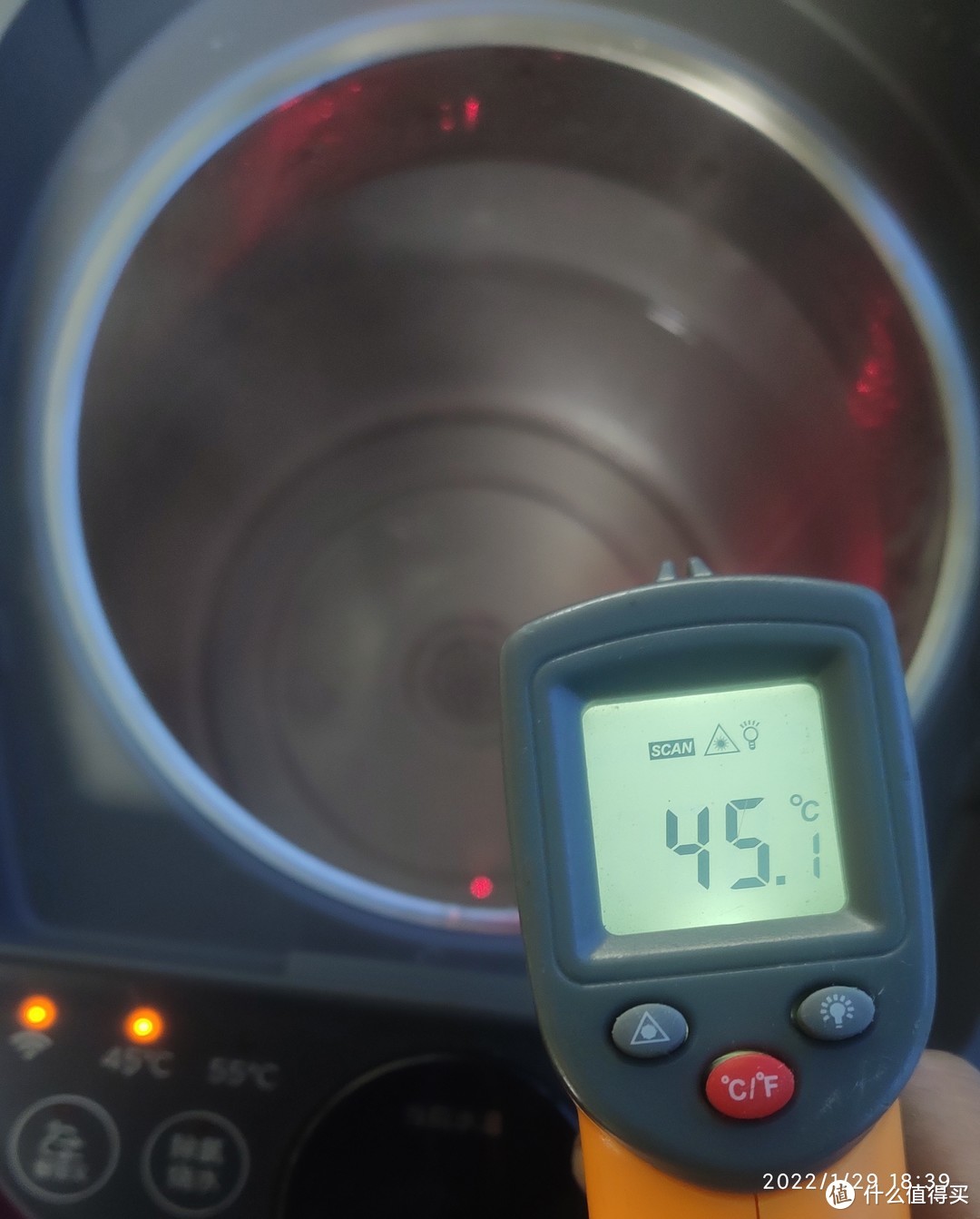 为了验证美的电热水瓶水温温度是否准确，我用公司的测温枪复核后认为是合格的！
