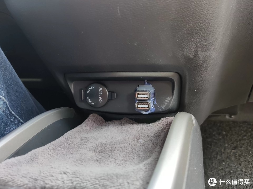 梁山车机带有三个USB插头，有一个留给AR导航或者行车记录仪，在点烟器旁边有一个黑色卡片，另外两个USB正好从这里出来，用热熔胶棒稍加固定，虽然丑点但是没人会注意到。
