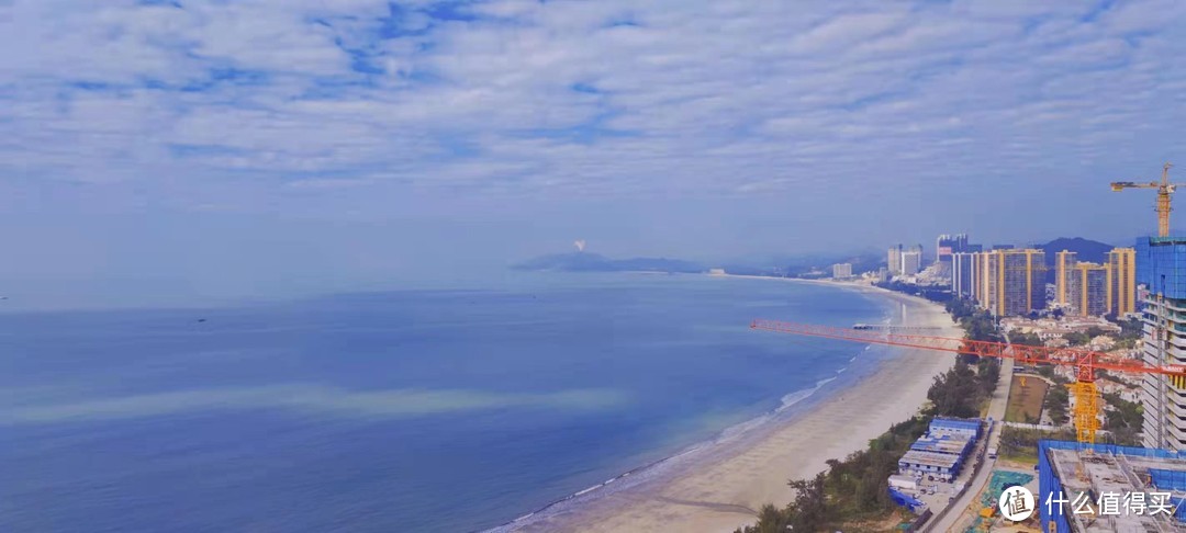 工地的兩邊其實都是海，呈兩個月牙形，因為工地不好看，所以我就沒有拍一個雙月出來看看，沒有美感，左邊這一片海延伸出去就是真正的大海。遠處...... 遠處！那是什麼！WOKAO！火山？！