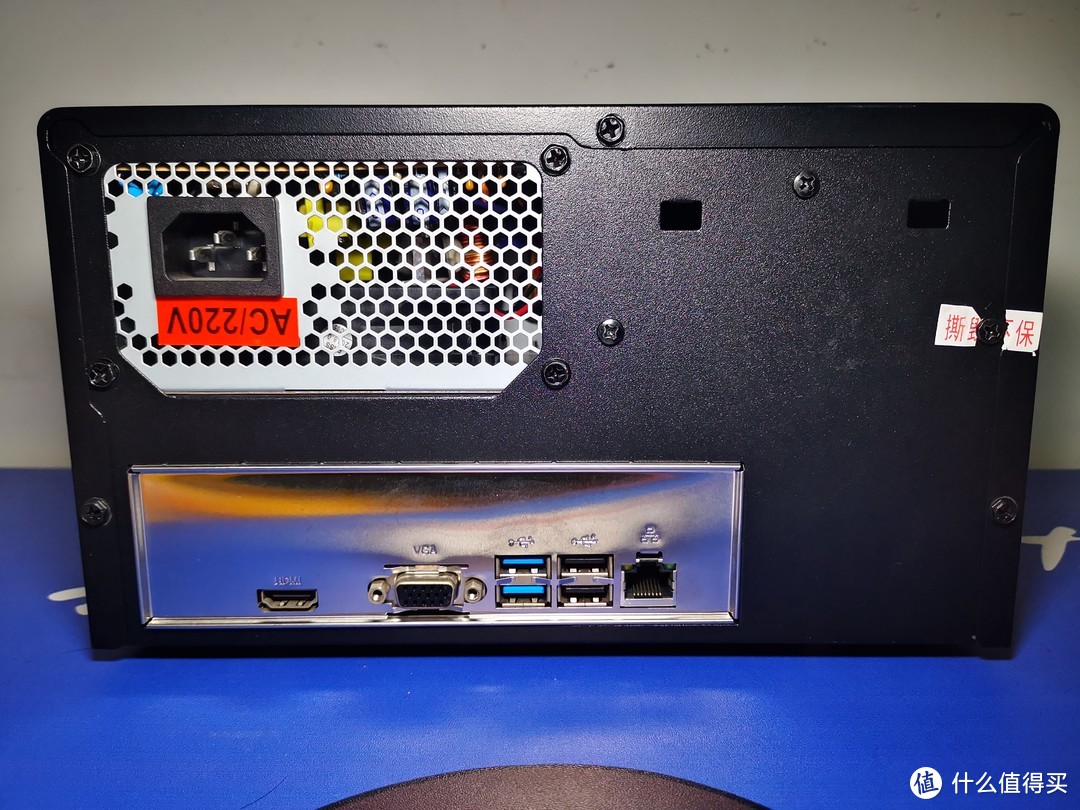后背面板（一个千兆网口，两个USB３.0和两个USB2.0孔，一个VGA和一个HDMI视频接口）