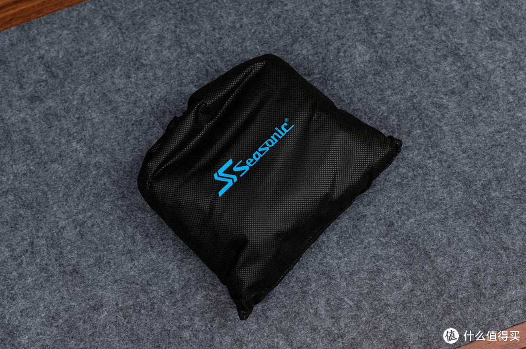 电源线材通过黑色网布包包裹，正中央是海韵的蓝色标志。