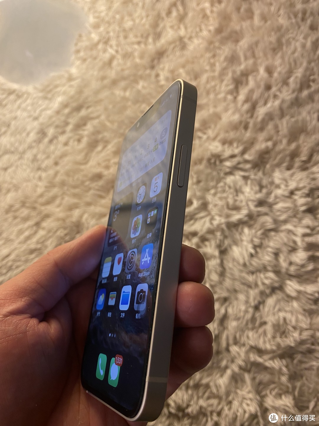 一直想问，白色的iPhone为什么正面不能做成白的吗？？这个技术上很难吗？每次看到这个，总觉得很割裂，没有一体感。