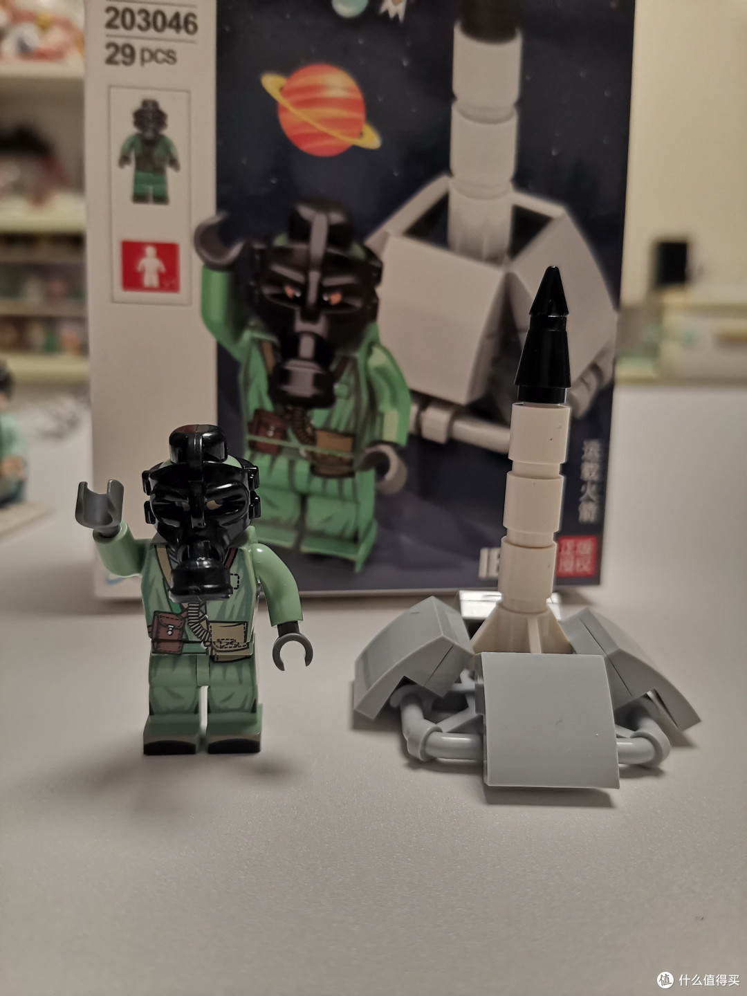 ①运载火箭先来看运载火箭的人仔,这个人仔带着一个防毒面具,身穿迷彩