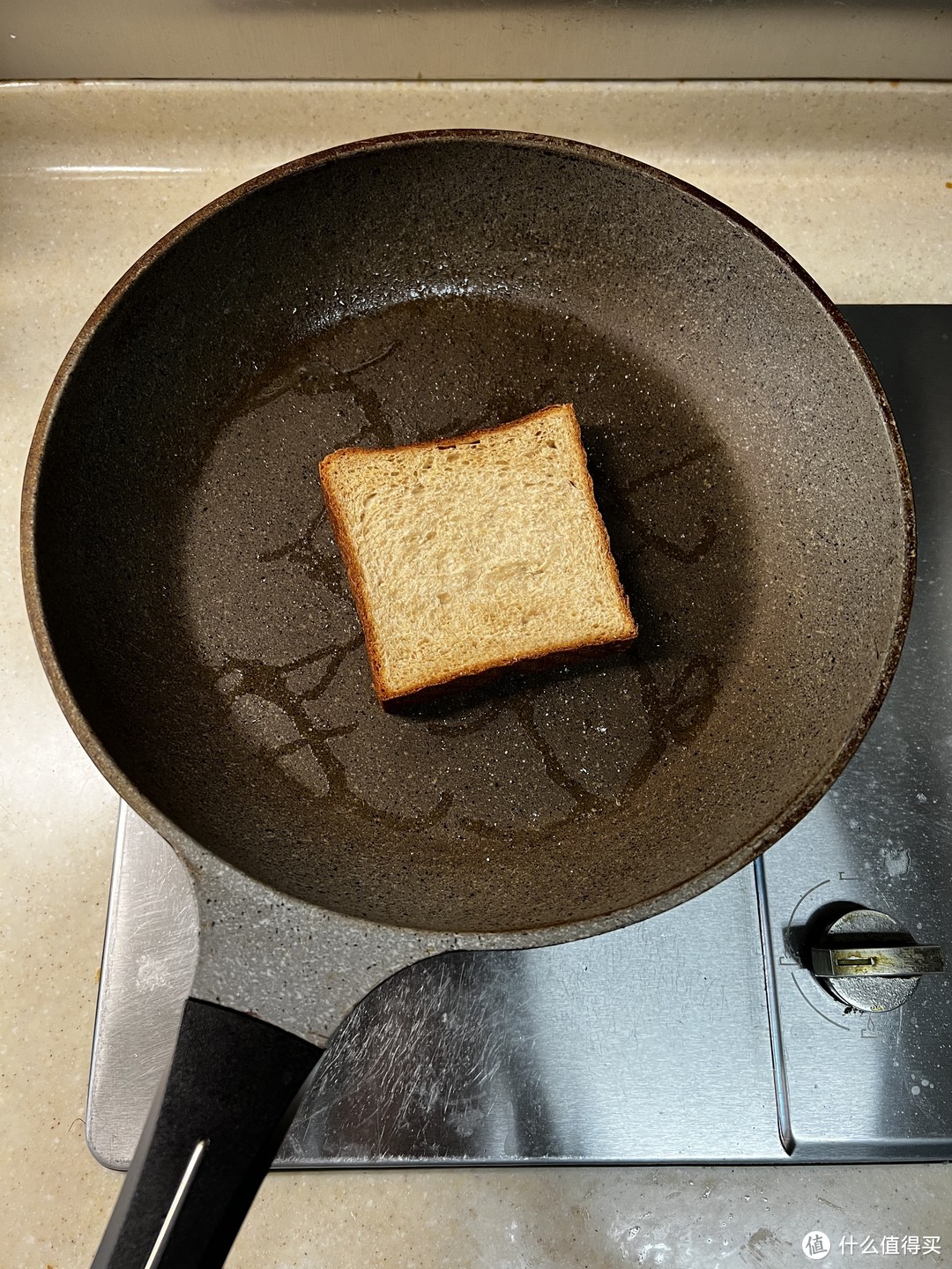 在平底锅里给一点点油和一点点盐，煎一下面包，会非常非常的好吃