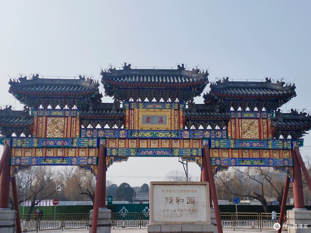 地铁站到达西苑,步行至颐和园东门.颐和园东门.颐和园建筑一角.