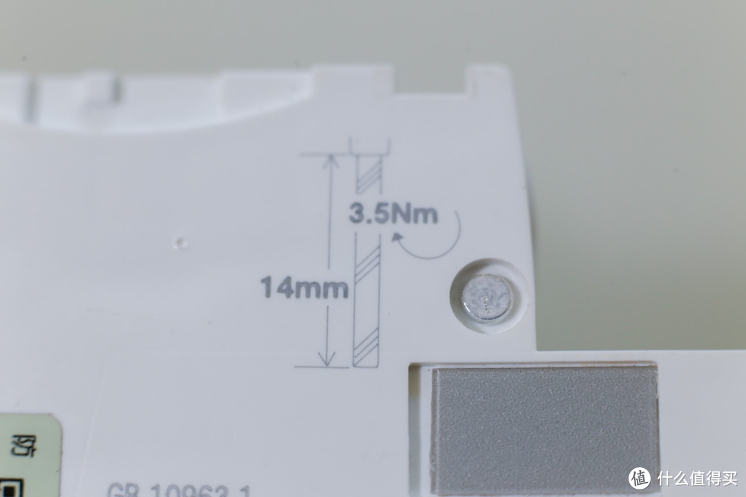 空开要求剥线长度为14mm，拧紧力矩为3.5N·m