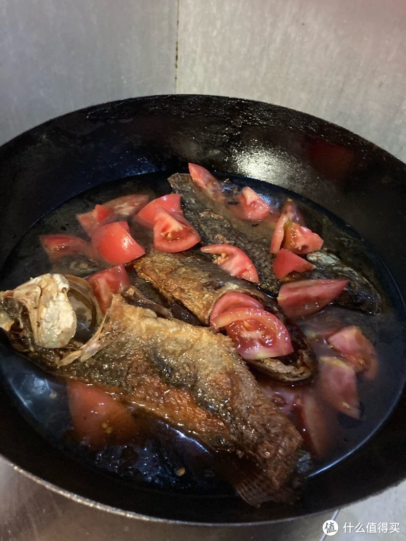 年年有余，年夜饭必须有鱼，对于重口味一族，今天就来说一说用最普通的罗非鱼做的不一般的酸辣鱼