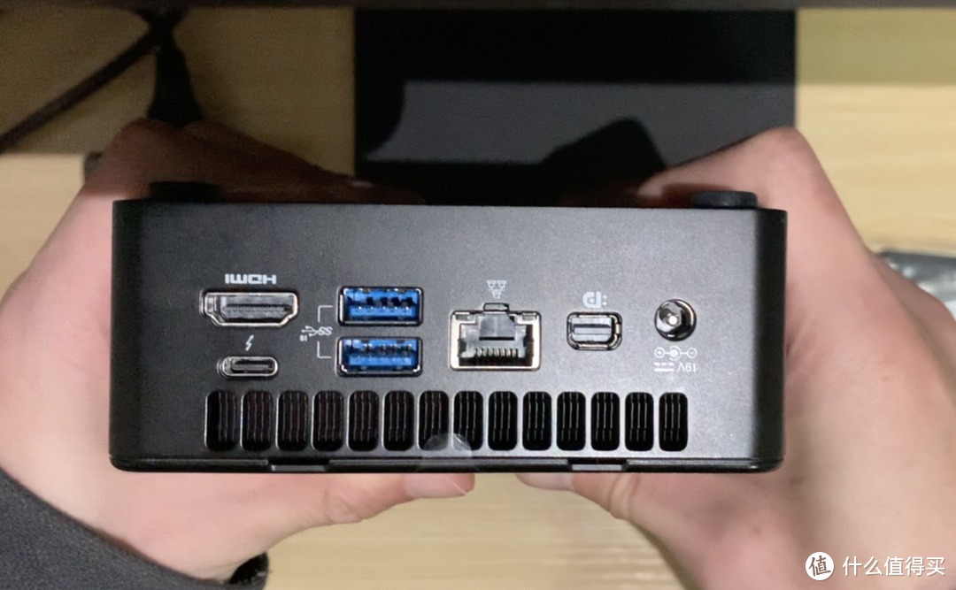 背面HDMI*1、Type-C *1（雷电3）、USB- A *2、RJ45网线口 *1、mini DP *1、电源输入口 *1