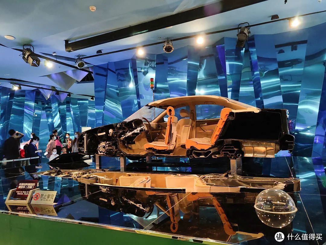 北京汽车博物馆内拆解开来的汽车，适合好奇宝宝一探究竟。©图虫创意