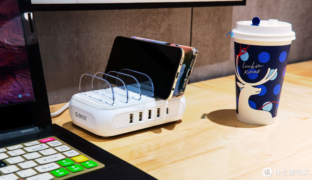 告别杂乱的桌面，奥睿科桌面式充电器体验：多设备同时充电收纳