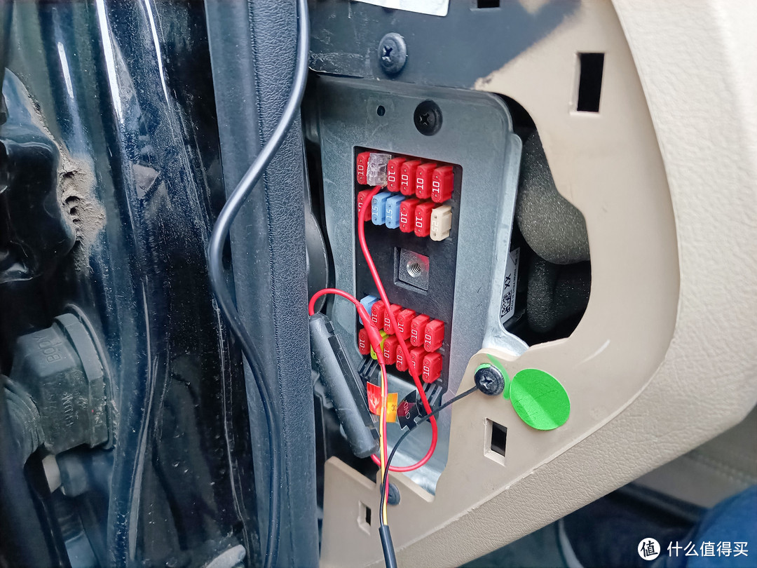 黑色的圆筒是车里旧设备留下来的保险管，安全起见我把它串接在行车记录仪的供电线路上了。