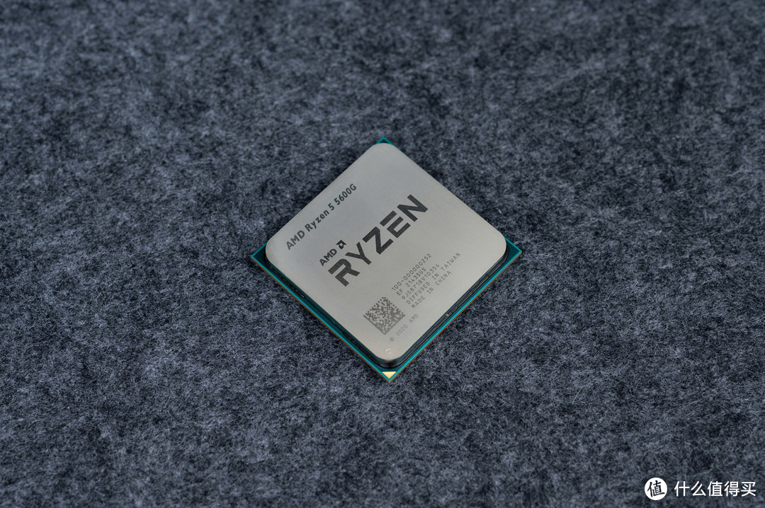 CPU正面是巨大的RYZEN标志。