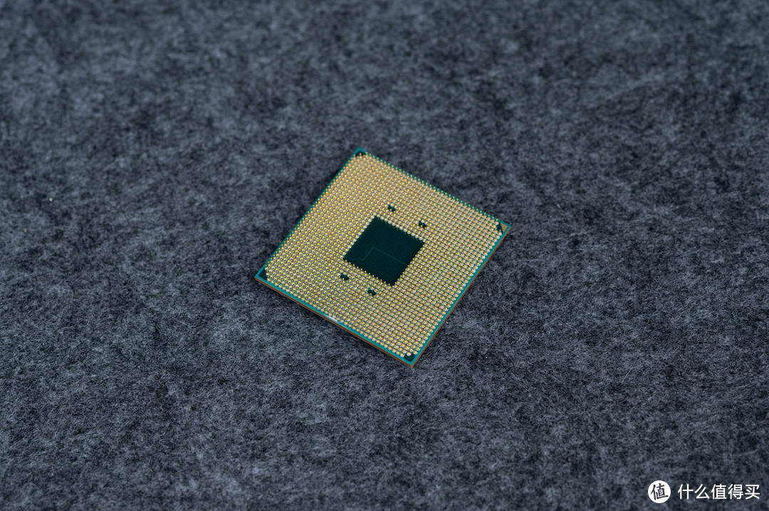 CPU背面是金灿灿的针脚。
