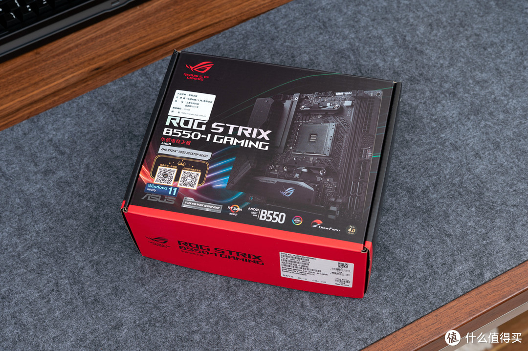 主板采用ROG Strix B550i-Gaming，ITX版型，主板的标注了神光同步和完整的PCIE4.0支持。