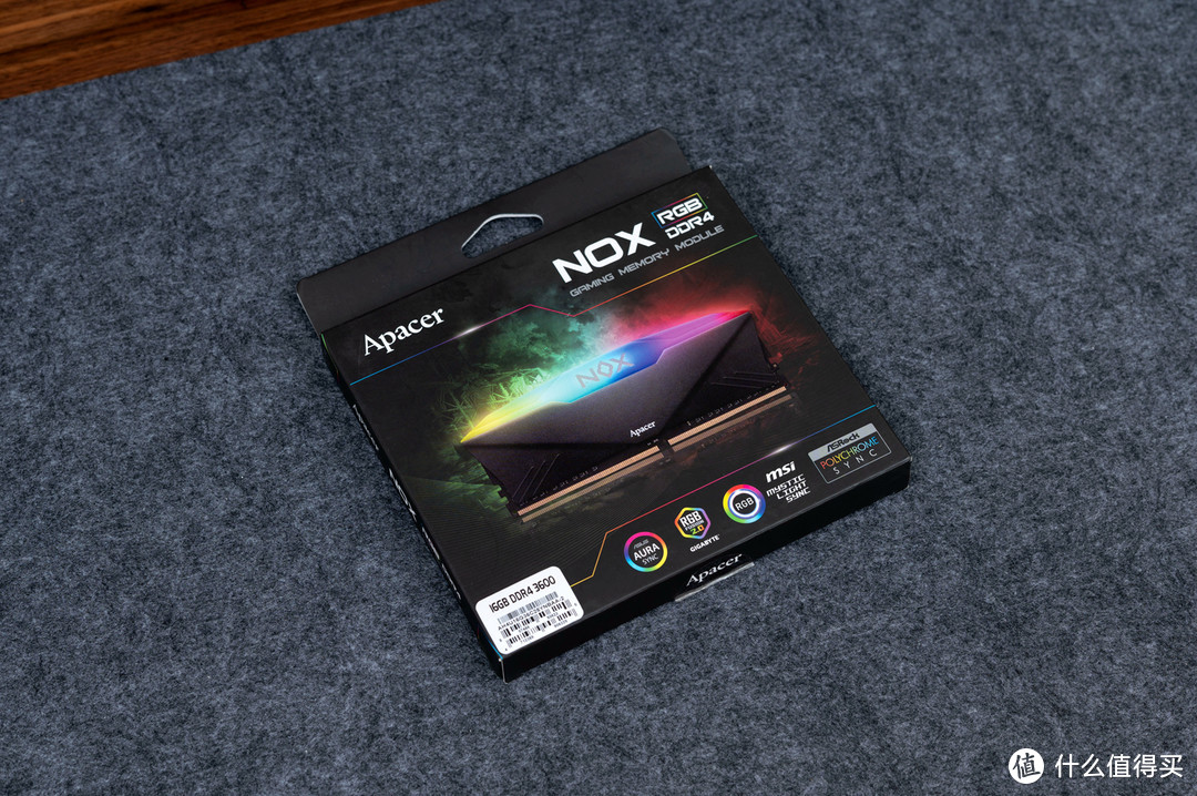 内存采用宇瞻NOX暗黑女神DDR4，8GX2。包装正面通体黑色，中间是1:1的NOX内存渲染图。