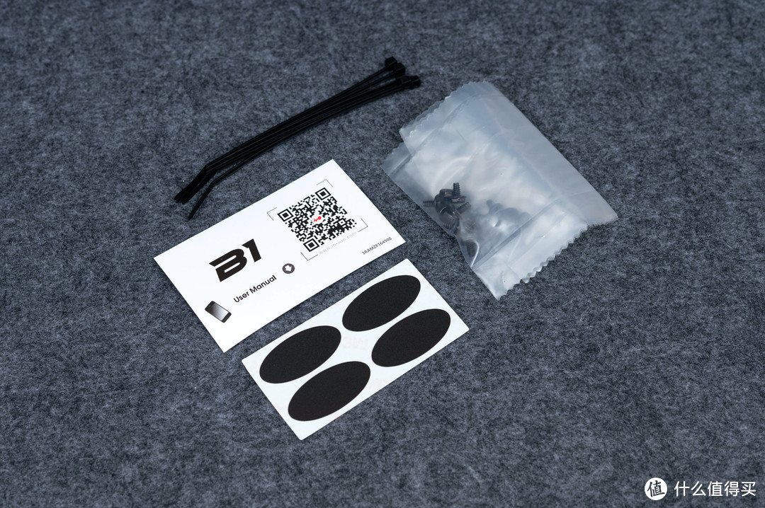 附件包包含：装机用到的螺丝及扎带包，没有说明书，需要玩家通过扫描附带卡片上的二维码得到，很环保。