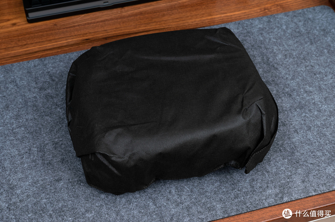 机箱本体包裹有黑色环保袋保护。