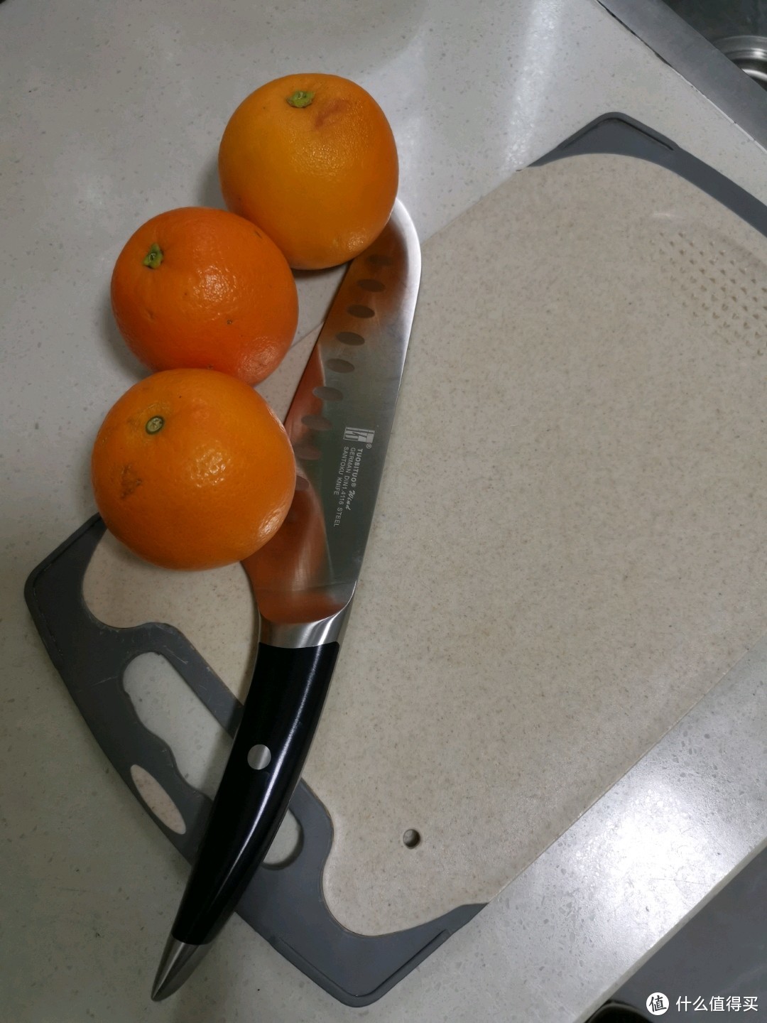 准备了三个橙子，普通的就好，家里面宜昌伦晚橙两头都是尖的，站不住。