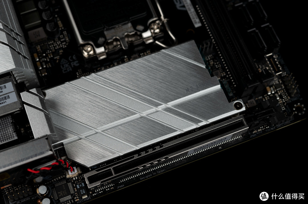 华擎Z690M-ITX/ax配备了1个PCIe Gen5x16插槽，使用了SMT型的PCIe插槽，能够最大限度地提高高速下的稳定性，并且支持PCIe 5.0标准。