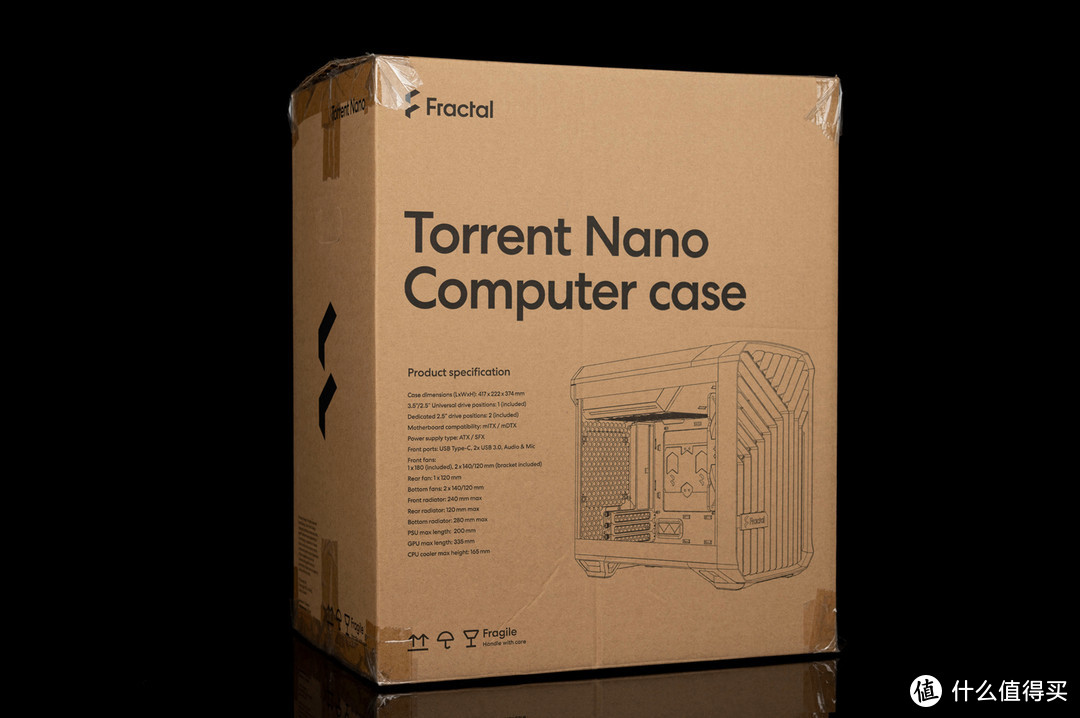 机箱自然是今天的主角分型工艺Fractal Torrent Nano，外包装箱还是自家一贯的风格，牛皮纸箱正面是英文介绍以及机箱造型图。