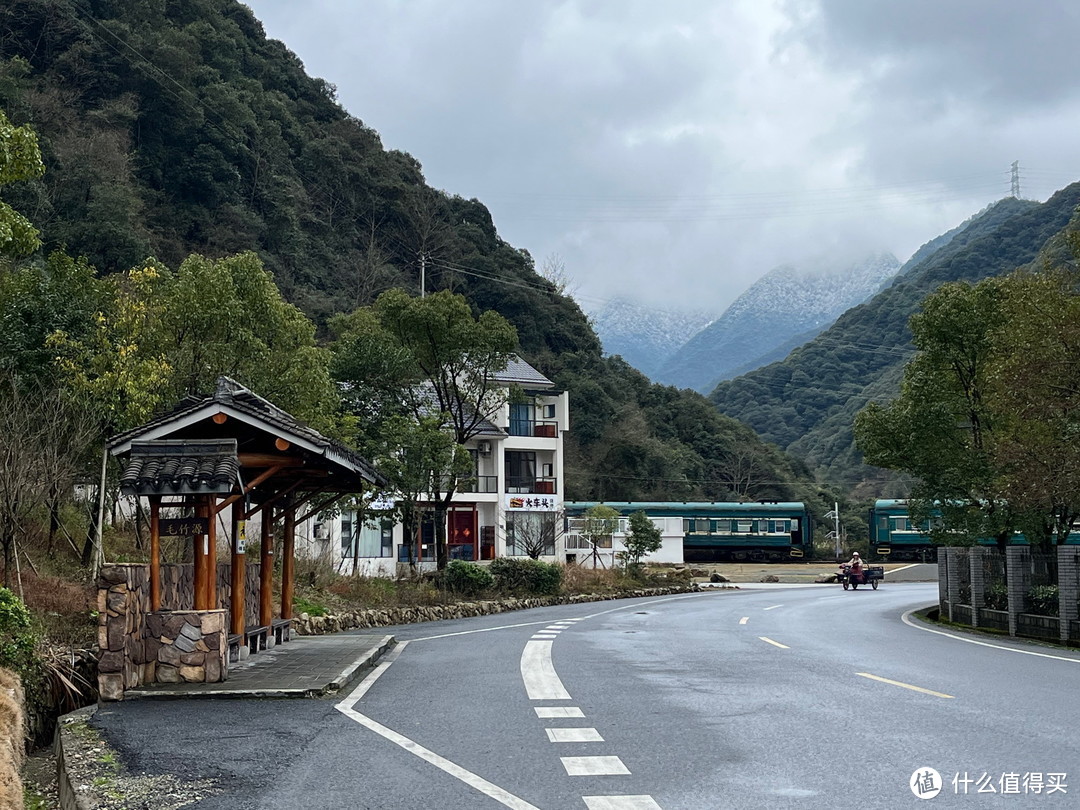 白小线火车公园，背后能看到山上有雪