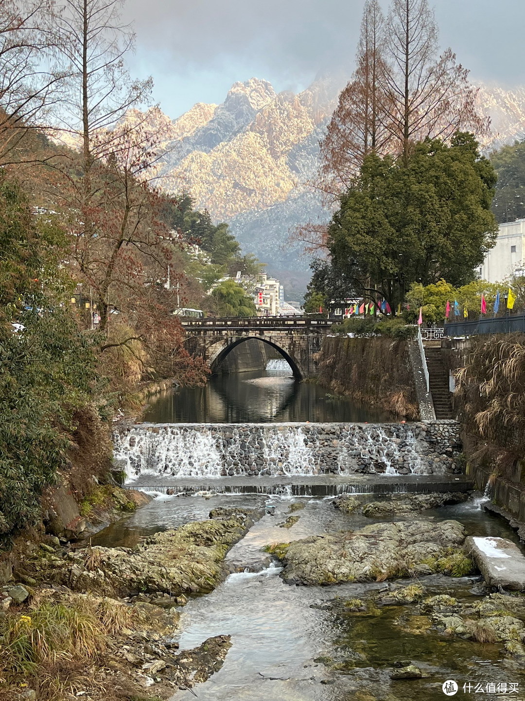 能看到山上有不少积雪