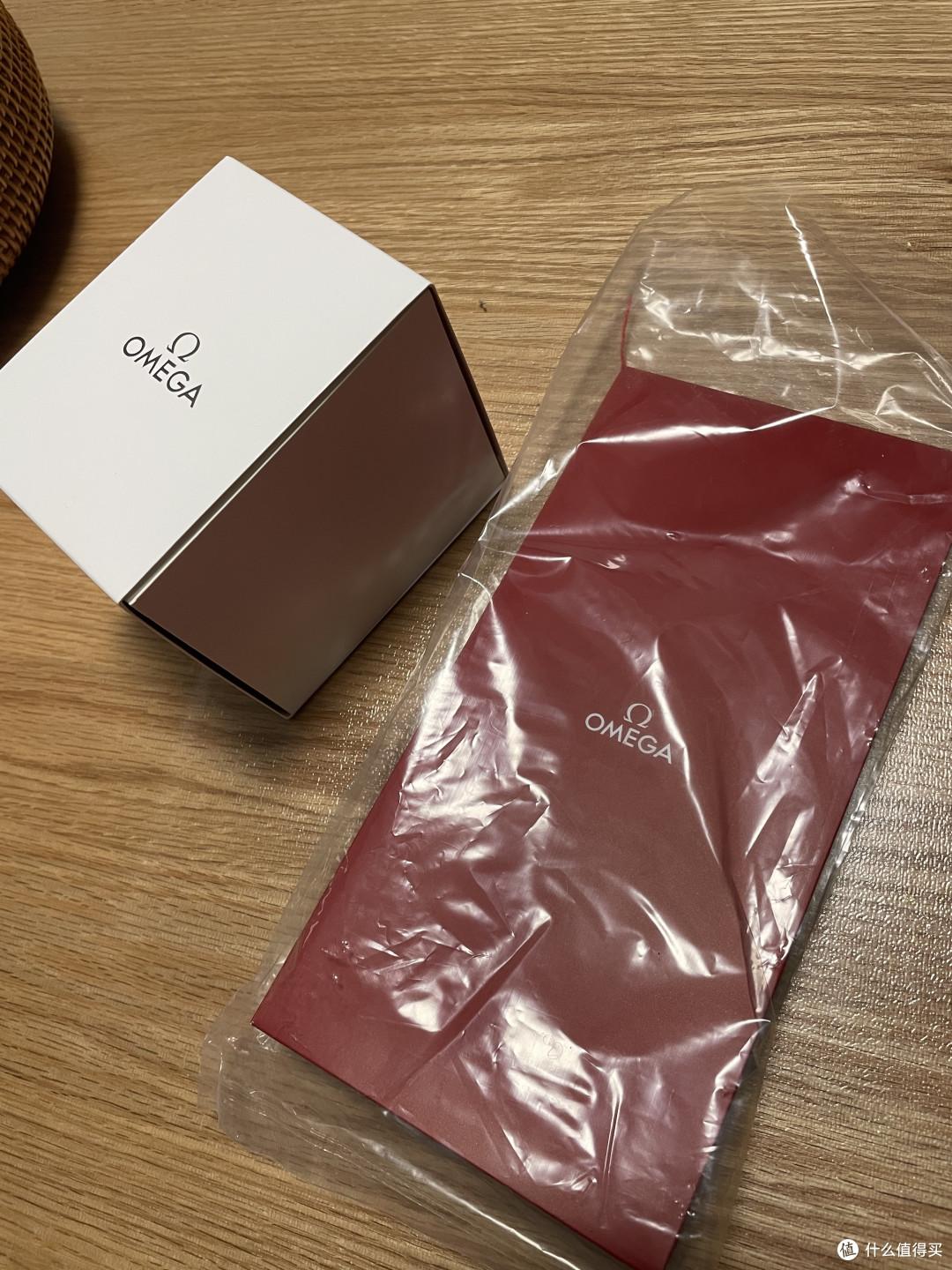 拆包后一个欧米茄的表盒与小型文件袋