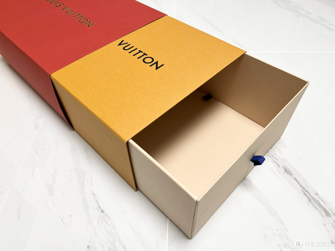 抽屉式鞋盒,再套上一圈红色.