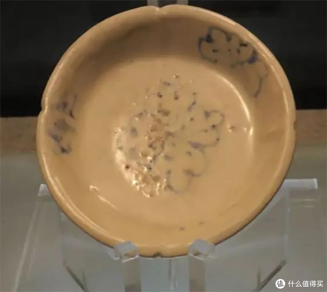 唐代原始青花碗，与元青花相比，无论纹饰还是青花颜色都相去甚远，扬州博物馆藏 ©网络