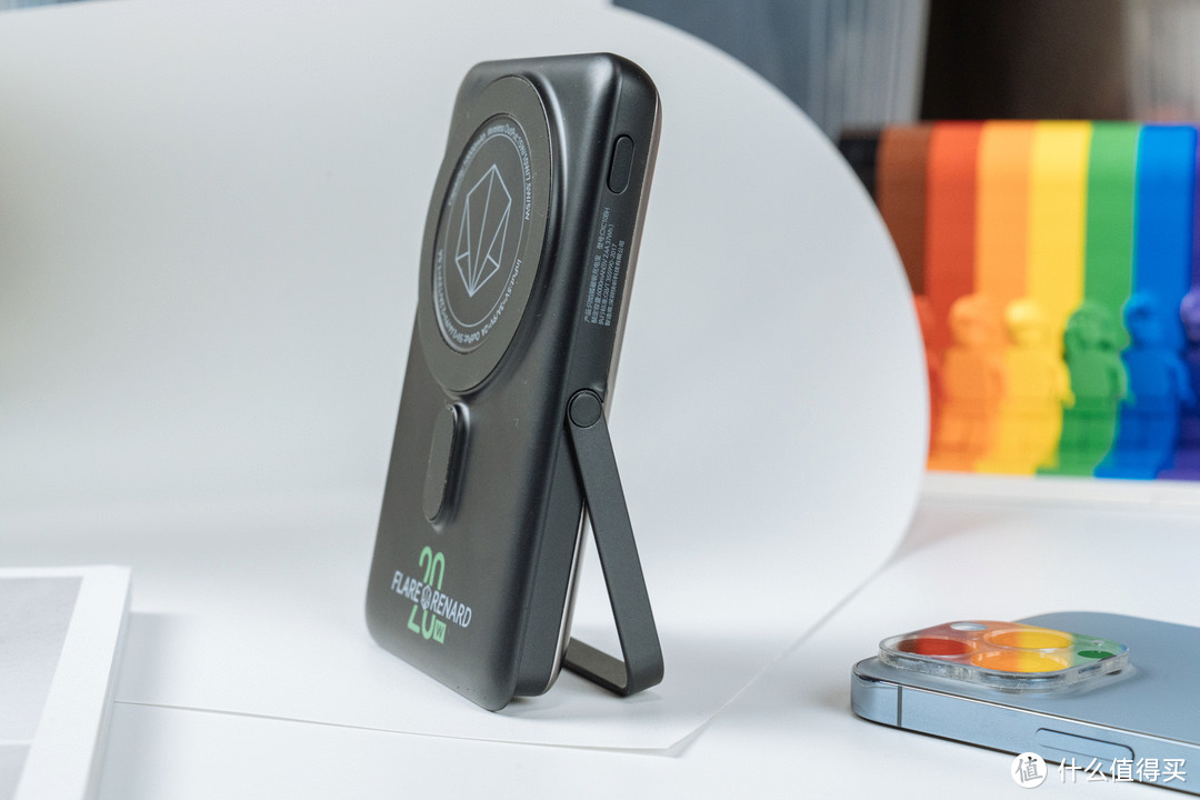 MagSafe“咔嗒”让充电更简单：闪焰狐 磁吸支架充电宝让充电更立体