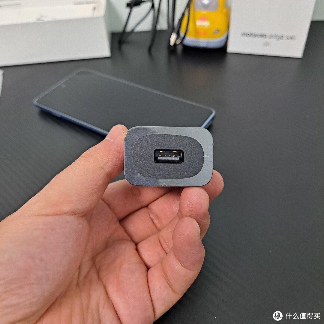 谁曾想到，2021年下半年最火的手机竟然是摩托罗拉！moto edge S30开箱初体验