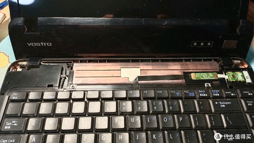 拆键盘上方盖板 这个要撬开的 没有金属拆机棒  只有一个三角形撬片