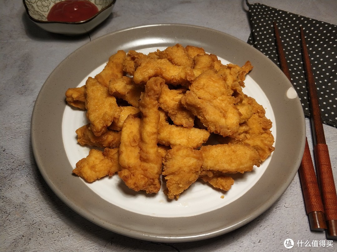 【香酥炸雞柳】---所需食材:雞胸肉一塊(大概400克),奧爾良醃料20