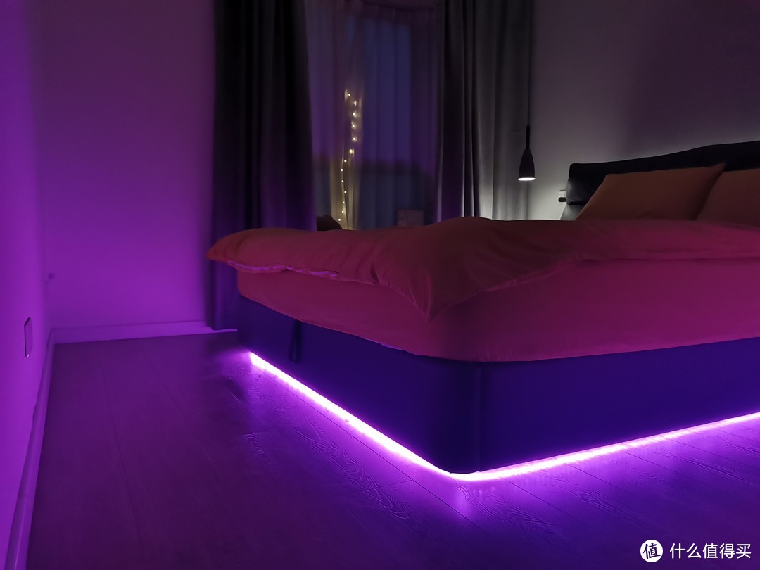 打造一个1600万种颜色变幻的光影视觉悬浮床的卧室，瞬间氛围感拉满