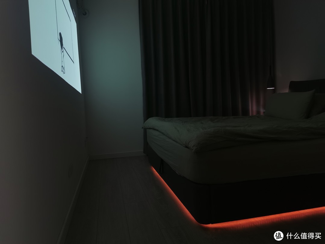打造一个1600万种颜色变幻的光影视觉悬浮床的卧室，瞬间氛围感拉满