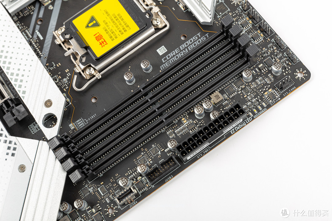 四条DDR4 插槽，双向卡口单条最大支持32G DDR4，最高支持128G DDR4 5200MHZ，微星的内存超频技术也是比较有特点的