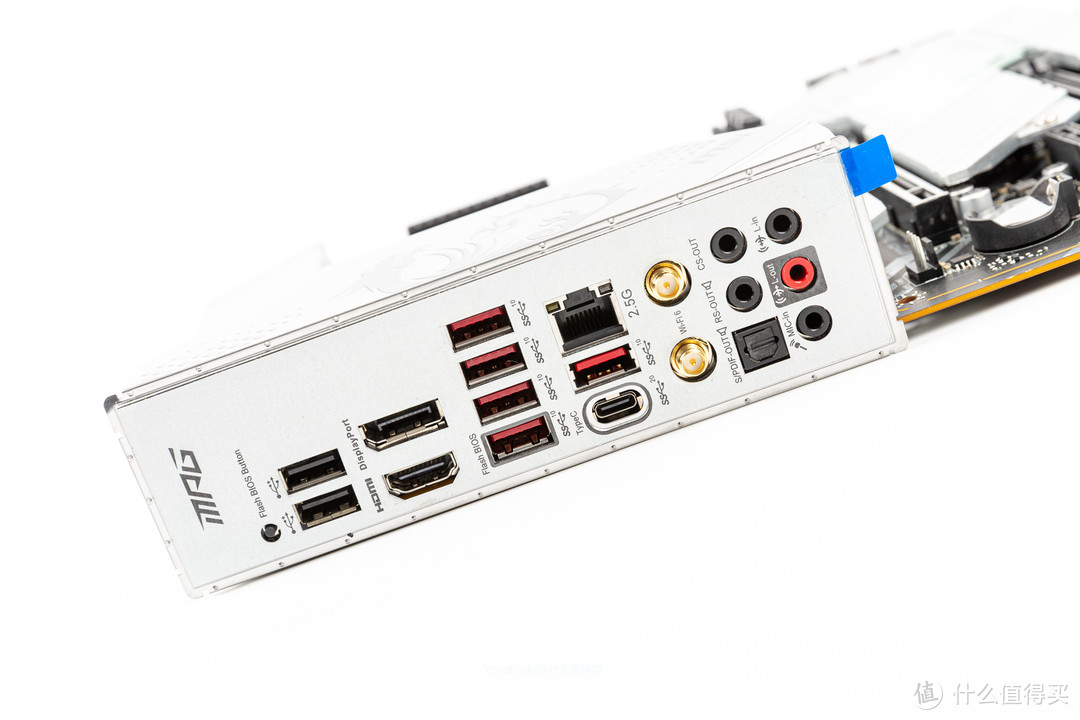 银白色的主板当然配银白色 I/O 挡板，接口依次为BIOS升级按钮、两个USB 2.0、集显接口HDMI及 DP 、五个红色的 10GB USB 3.2 GEN2、一个 20GB USB 3.2 GEN2 Type-C 接口、2.5G LAN 接口、Wi-Fi 6E 蓝牙天线接口、音频接口