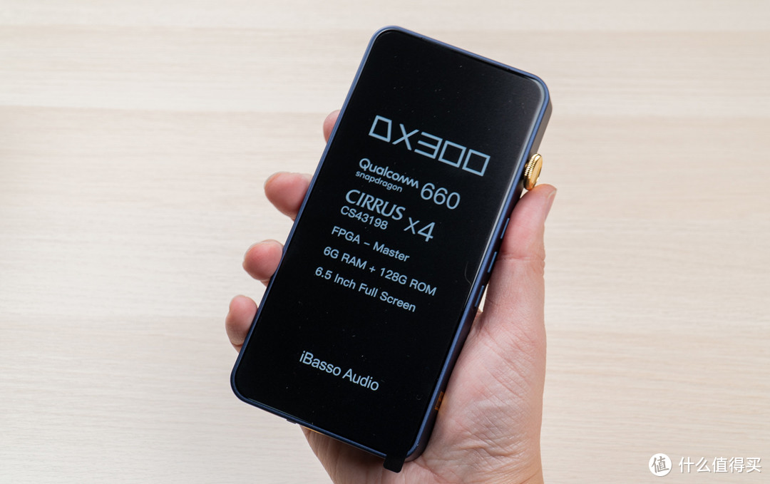 将DX300 握在手上，尺寸和iPhone 12 Pro Max 差不多，但是厚度有2 倍多。原厂将主要规格清楚标示在萤幕保护贴纸上。